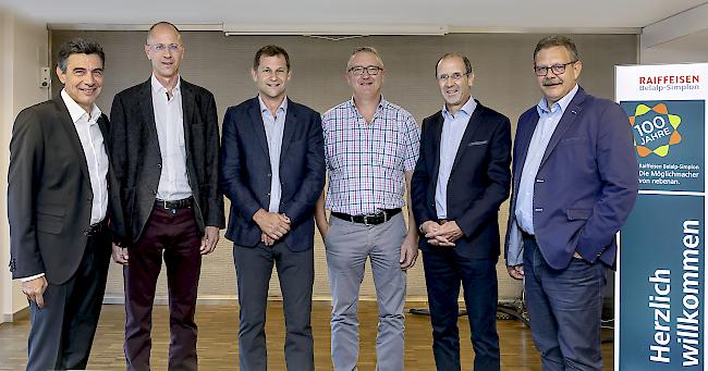 Strahlende Gesichter. Freude herrschte bei den Beschenkten und den Spendern. Foto Th. Andenmatten