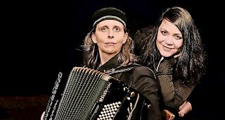 Hochtheatralisches Kabarett. Olga Tucek und Nicole Knuth (von links) spielen ein Spezial- programm exklusiv f&uuml;r das Kellertheater.Foto Sabine Rock