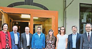 Verleihung. Staatsr&auml;tin Esther Waeber-Kalbermatten, Joe Zurbriggen und Josef Fux von der Stiftung Oberwallis f&uuml;r Kinder unserer Welt, Mario Matrella, Rilana Troger, Ernestine Karlen, Andreas Holzer und Martin Kalbermatten (von links).