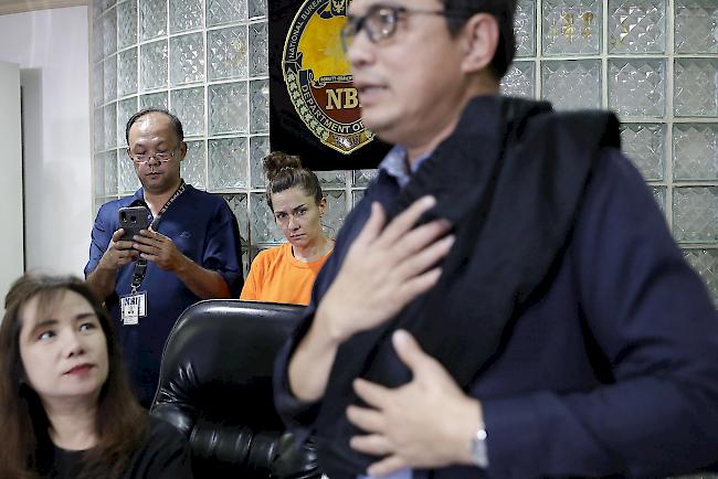Die philippinische Bundespolizei NBI wirft der US-Amerikanerin Jennifer Erin Talbot (hinten in der Mitte) aus Ohio Menschenhandel, Kindesmissbrauch und Entführung vor.