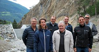 Ernst B&uuml;rki (Zumofen und Glenz AG), Nicole Meichtry (Rovina und Partner AG), Raoul Zengaffinen (Zengaffinen AG), Gemeindepr&auml;sident Fridolin Imboden, Valentin Ittig (EVWR), Peter Ammann (Mobiliar Versicherungen) und Ernst Abgottspon (Pronat AG) freuen sich &uuml;ber die Einweihung des neuen Geschiebesammlers.