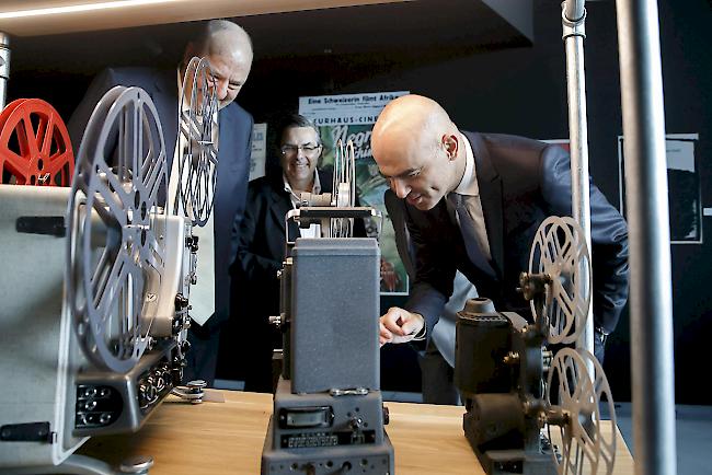 Bundesrat Alain Berset, rechts, am Freitag im Forschungs- und Archivierungszentrum von Cinémathèque suisse.