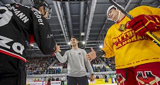 Nico Hischier (Mitte) er&ouml;ffnet das Spiel zwischen dem EHC Visp und den SCL Tigers.