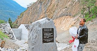 Prominenter Standort. Gemeinderat Rinaldo Steiner enth&uuml;llte die Tafel, auf der die Sponsoren verewigt sind.