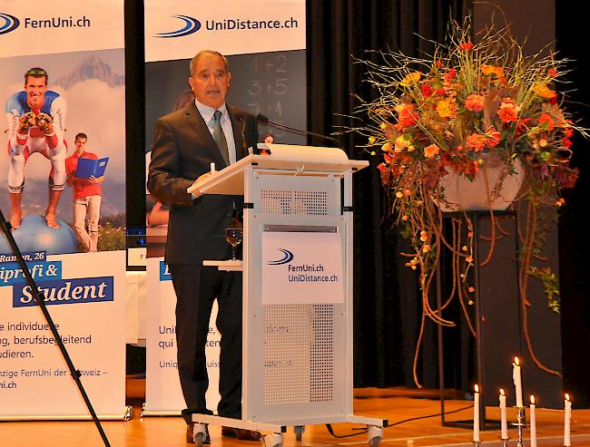 Wilhelm Schnyder, Präsident der FernUni Schweiz, begrüsst die Anwesenden in der Simplonhalle.