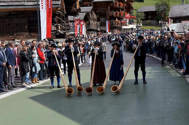 Impressionen vom Festumzug des internationalen Walsertreffens im Lötschental. Trachten- und Alphorngruppe Lech.