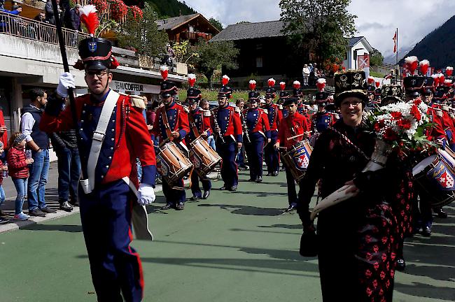 Impressionen vom Festumzug des internationalen Walsertreffens im Lötschental. Alte Dorfmusik Saas-Fee.