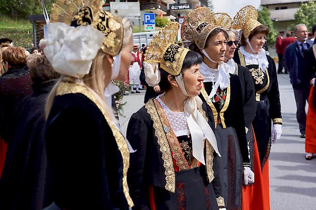 Impressionen vom Festumzug des internationalen Walsertreffens im Lötschental. Walsergruppe Greschònay.