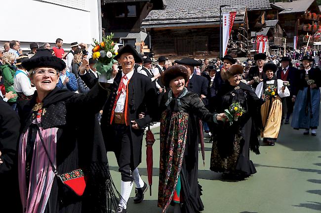 Impressionen vom Festumzug des internationalen Walsertreffens im Lötschental. Walsergruppe Kleines Walsertal.