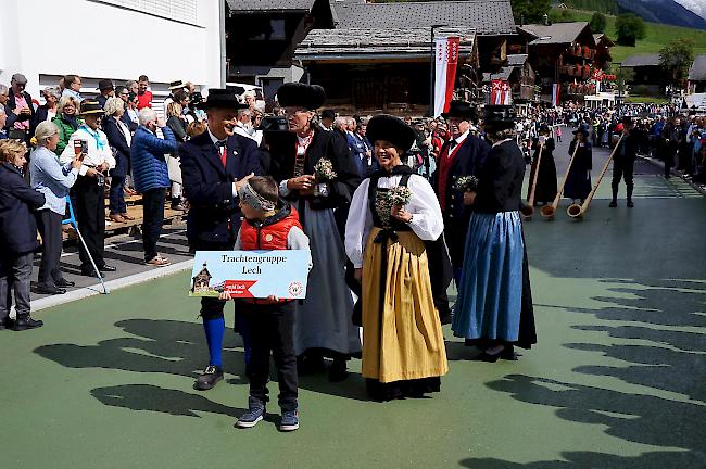 Impressionen vom Festumzug des internationalen Walsertreffens im Lötschental. Trachtengruppe Lech.