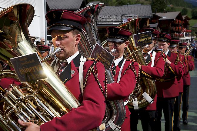 Impressionen vom Festumzug des internationalen Walsertreffens im Lötschental. MG Minerva Ferden.