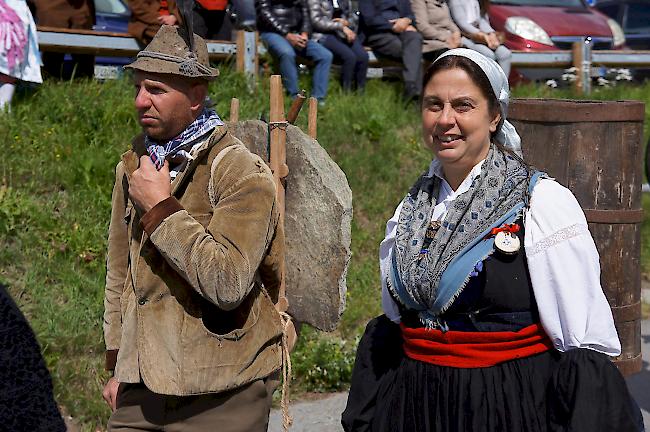 Impressionen vom Festumzug des internationalen Walsertreffens im Lötschental. Walsergruppe Rimella.