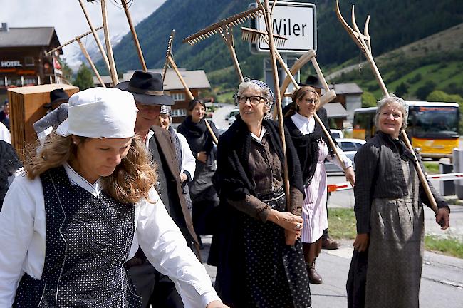 Impressionen vom Festumzug des internationalen Walsertreffens im Lötschental. St Antönier Heuervolch.