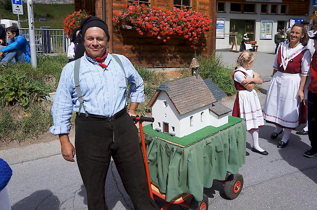 Impressionen vom Festumzug des internationalen Walsertreffens im Lötschental. Trachtengruppe Goms.