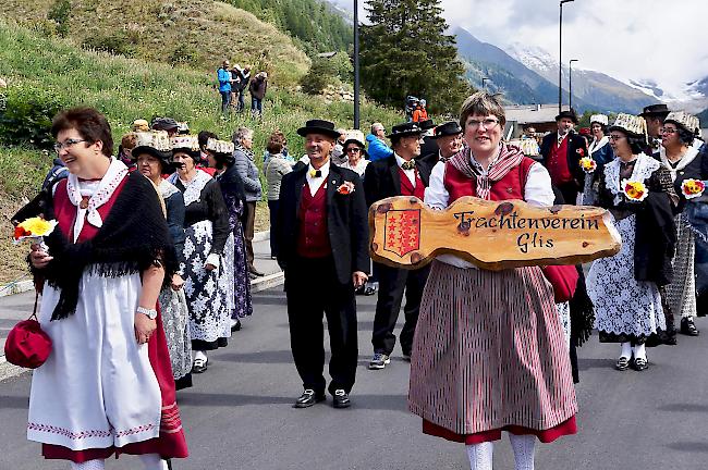 Impressionen vom Festumzug des internationalen Walsertreffens im Lötschental. Trachtenvereine Brig und Glis.