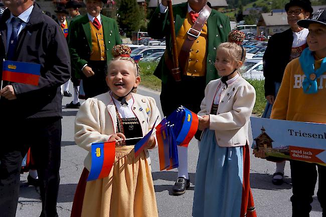 Impressionen vom Festumzug des internationalen Walsertreffens im Lötschental. Walsergruppe Triesenberg.