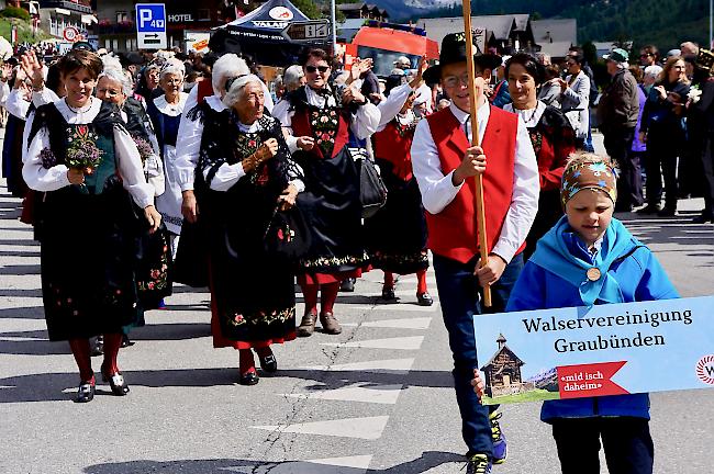 Impressionen vom Festumzug des internationalen Walsertreffens im Lötschental. Walservereinigung Graubünden.