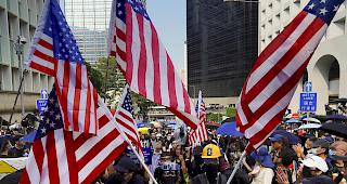 Demonstranten trugen die US-Flagge, auch die Nationalhymne der USA war zu h&ouml;ren.