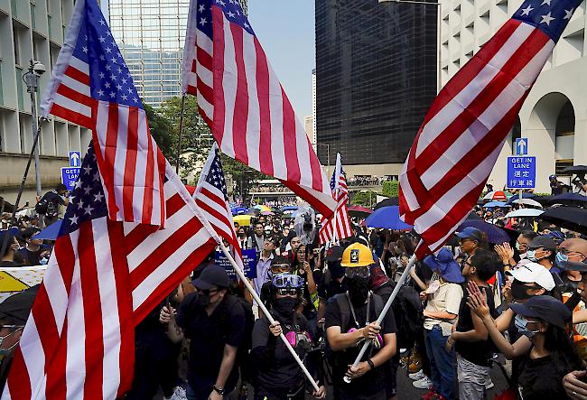 Demonstranten trugen die US-Flagge, auch die Nationalhymne der USA war zu hören.