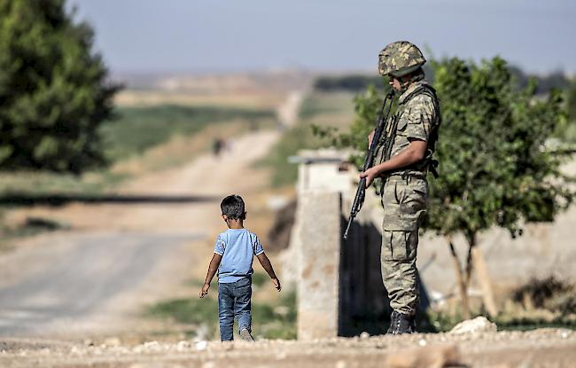 Ein türkischer Soldat hält nahe der türkisch-syrischen Grenze Wache.