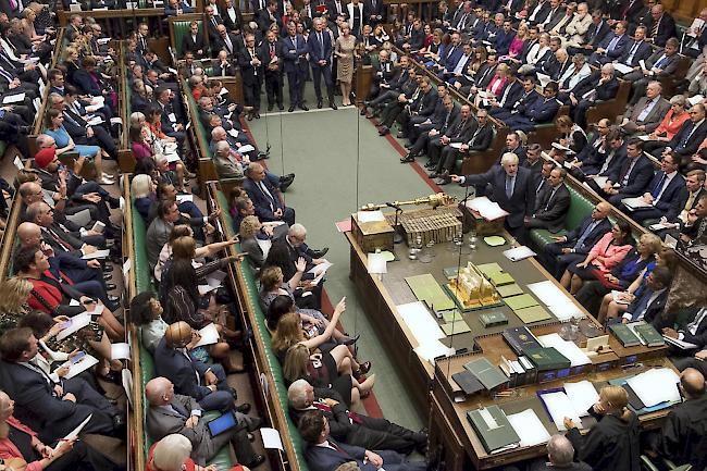 Nur etwa 50 Tage vor dem geplanten Brexit geht das britische Parlament in eine fünfwöchige Zwangspause. Sie sollte noch am Montagabend beginnen.