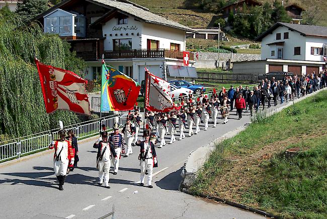 Angeführt vom örtlichen TPV marschieren die Oberwalliser Tambouren- und Pfeiferveteranen in Guttet-Feschel ein.