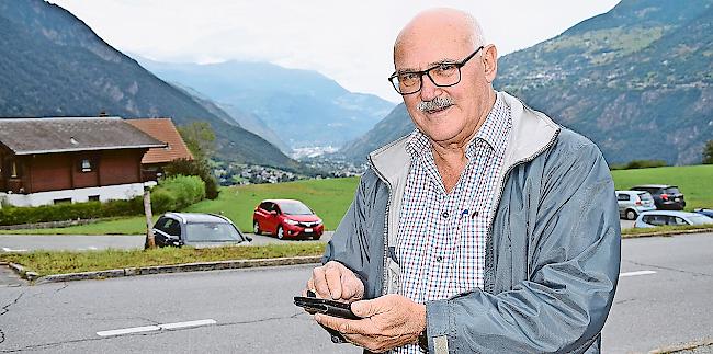 Herbert Schmidhalter hat mit den Planungen für die Altersresidenz Brigerberg derzeit alle Hände voll zu tun (im Hintergrund das für das Projekt vorgesehene Grundstück).