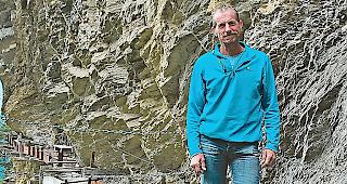 Suonen-W&auml;rter Philippe Constantin vor &laquo;seiner&raquo; Suone in Ayent.