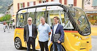 Zukunft der Mobilit&auml;t. Willy Garbely, Patrick Hildbrand und Roland Imhof (von links) vor dem selbstfahrenden Postauto &laquo;SmartShuttle&raquo;.
