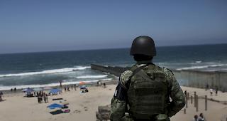 Ein Soldat der mexikanischen Nationalgarde wacht in der N&auml;he des Tijuana-Abschnitts des Grenzzauns zwischen den USA und Mexiko. (Symbolbild)