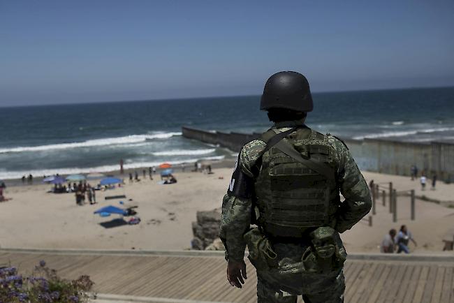 Ein Soldat der mexikanischen Nationalgarde wacht in der Nähe des Tijuana-Abschnitts des Grenzzauns zwischen den USA und Mexiko. (Symbolbild)
