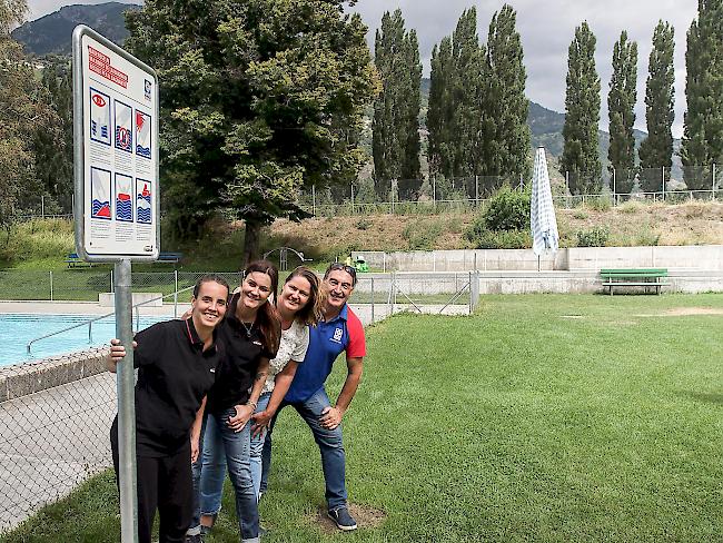 Schwimmbadgenossenschaft Visp: Tanja Walker, Visana Brig, Tamara Meichtry, Visana Brig, Brigitte Staffel, Vizepräsidentin Schwimmbadgenossenschaft Visp, Peter Moser, Leiter Prävention SLRG Region Nord-West.