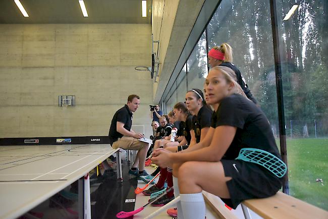 Blick in die Zukunft. Trainer Jonas Gruber (links) mit Anweisungen an seine Spielerinnen.