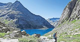 Wandern im Grimselgebiet. Die Tourismusbranche hat f&uuml;r die Berggebiete eine massgebliche &shy;wirtschaftliche Bedeutung.Foto Keystone