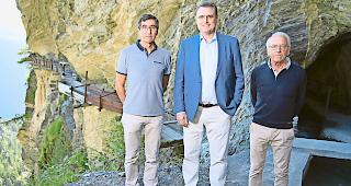 Das Original. Marco Aymon, Gemeindepr&auml;sident von Ayent, Thomas Jordan, SNB-Pr&auml;sident, und Gustave Savioz, Pr&auml;sident der Geteilschaften des &laquo;Grand Bisse d&rsquo;Ayent&raquo;, posieren vor der Suone.Foto Keystone