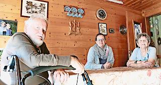 Zuversichtlich. Bei C&eacute;cile und Alfons Imseng hat sowohl das H&ouml;r- als auch das Sehverm&ouml;gen im Alter nachgelassen. Ilona Margelisch, Pflegefachperson  bei Spitex Stalden (Mitte), unterst&uuml;tzt das betagte Ehepaar im Alltag.Foto WB