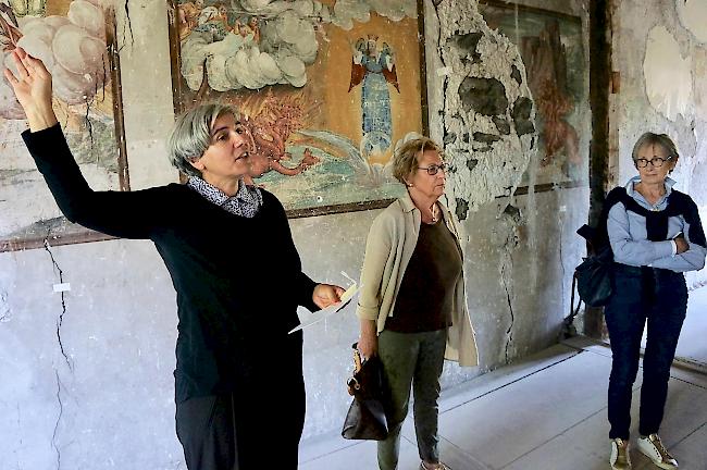Christine Pfammatter erklärt die Wandmalereien im Albertini-Haus in Leuk-Stadt.