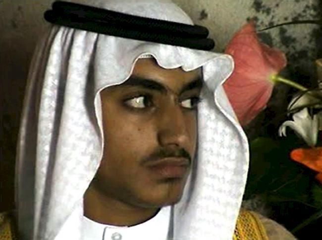 Ein 2017 von der CIA veröffentlichtes Video, welches 2011 bei einer Razzia in Pakistan gefunden wurde, zeigt Hamza bin Laden auf seiner Hochzeit.