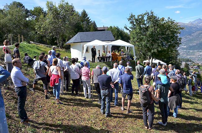 Rund 80 Personen nahmen an der Einweihung der neuen Friedenskapelle teil.