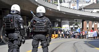 Die Demonstranten und Demonstrantinnen des unbewilligten Gegendemonstrationszugs gerieten mit der Polizei aneinander. 