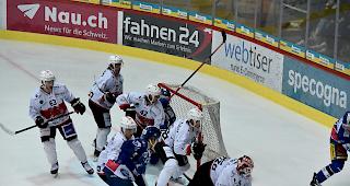 Gleich der ganze Visper Block unterst&uuml;tzt Goalie Reto Lory.