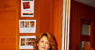 Sina mit dem &laquo;Prix Wiler&raquo;, einem symbolischen Stein aus der &laquo;Wil&auml;ra&raquo;.