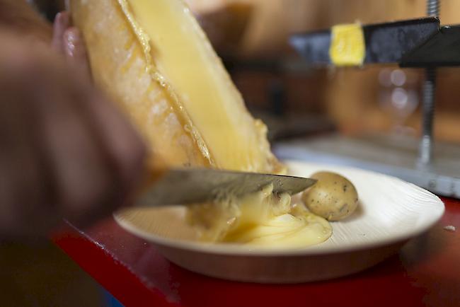 Um sich mit dem Label «Raclette du Valais AOP» zu schmücken, müssen Käse mindestens 18 von ingesamt 20 Punkten erreichen. Der Käse der Alpe «La-Pâle» erreichte die Bestmarke. 