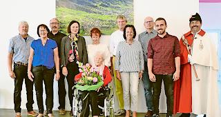 Gl&uuml;cklich. Die Jubilarin Katharina Rittiner genoss mit Familie und Beh&ouml;rdenvertretern ihren runden Geburtstag.