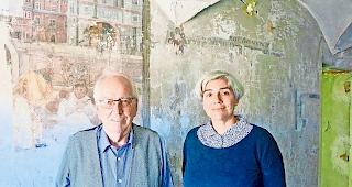 Gastgeber. Peter und Christine Pfammatter erm&ouml;glichten Einblicke in das Albertini-Haus mit seinen reichen Wandmalereien.