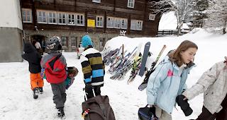 Bereits ab dem kommenden 1. Dezember erhalten Organisatoren von Schneesportlagern neu pro Tag und teilnehmendes Kind insgesamt 12 statt 7.60 Franken.  