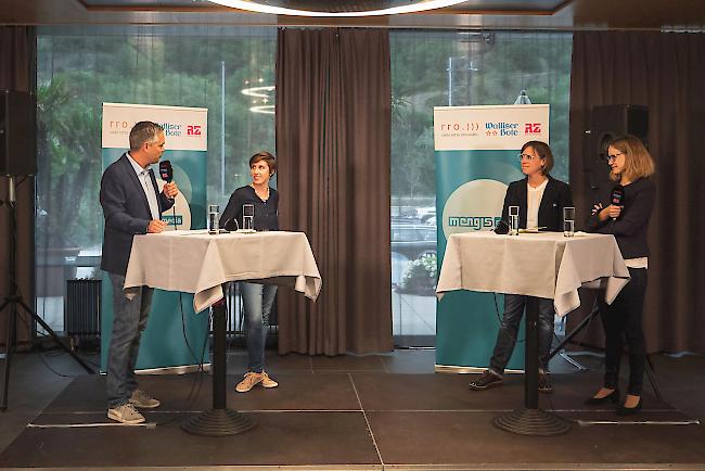 Runde 1. Armin Bregy, publizistischer Leiter bei Mengis Medien, mit Laura Kronig (SP), Tamar Hosennen (GLP) und Danica Zurbriggen Lehner (CSP) (von links)