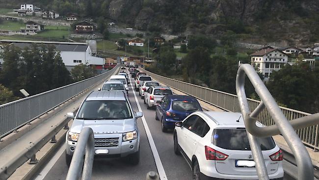 Autokolonnen am Montagabend auf der Brücke beim Killerhof.