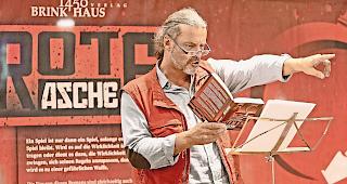 Da gehts lang. Oskar Freysingers theatralische Lesung.Foto WB/Andrea Soltermann