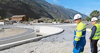 Augenschein. Staatsrat Melly und Martin Hutter inspizieren die Kunstbauten beim Vollanschluss Visp West.